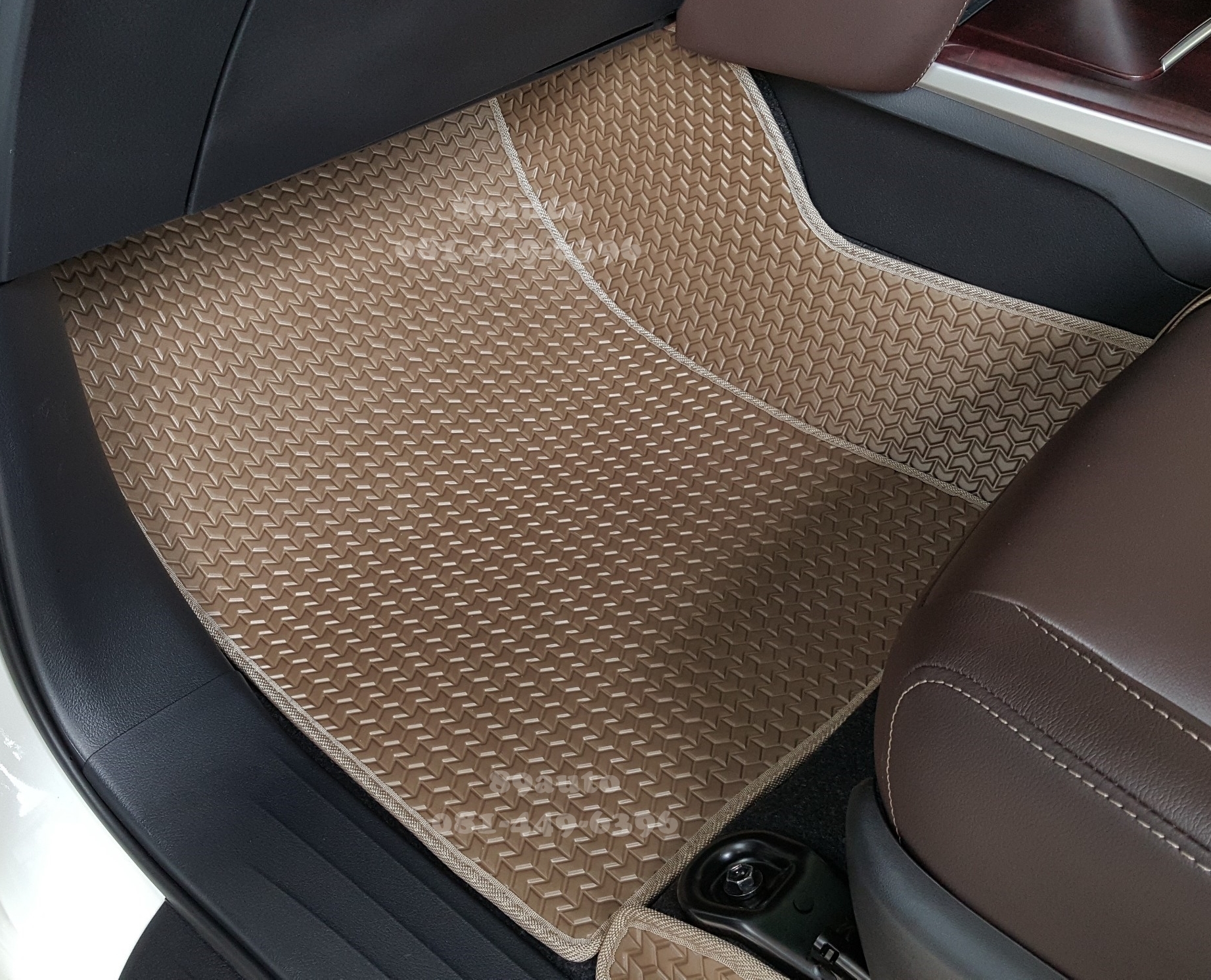 พรมกระดุมรถยนต์ Toyota Fortuner 2015-2017 ธนูสีน้ำตาลขอบครีม