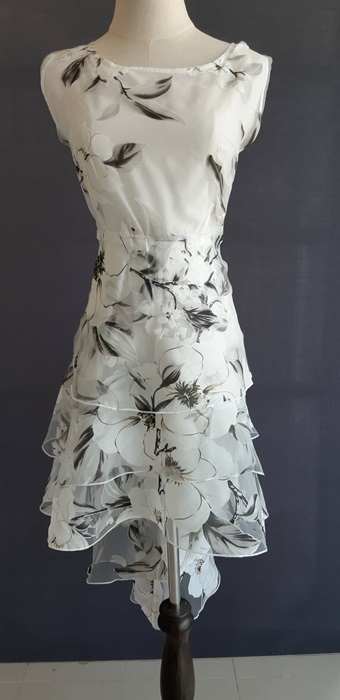 Pre-order เดรสขาว พรีเวดดิ้ง หน้าสั้นหลังยาว แขนกุด ลายดอกไม้เขียว เรียบหรู