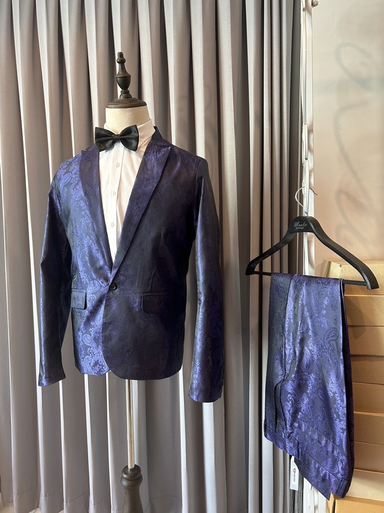 พร้อมเช่า ชุดสูทชาย สีม่วง พิมพ์ลาย เนื้อผ้าแพรแบบหรูมาก ไม่มีเสื้อกั๊ก