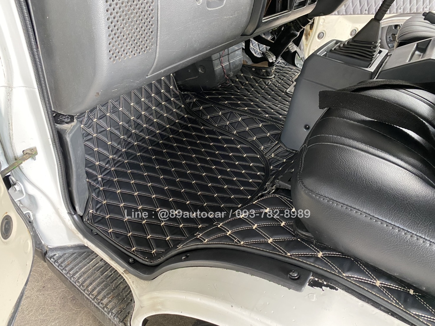 สั่งตัด พรมปูพื้น คู่หน้า รถตู้ Mitsubishi Delica ปูพรมVVIP สีดำด้ายทอง