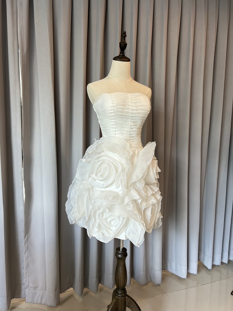 พร้อมเช่า ชุดแฟนซี ชุดราตรีสั้นเกาะอก สีขาว กระโปรงดอก 3 มิติ