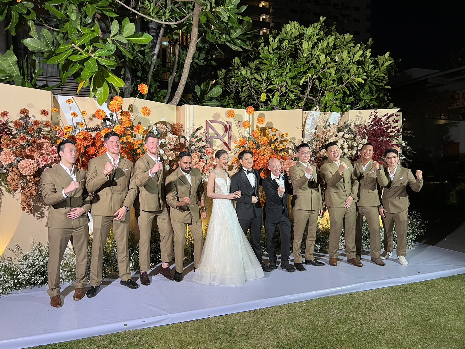 พร้อมเช่า ชุดสูทชาย สูทสีน้ำตาล Coffee Brown กระดุม 2 แถว Double-breasted Suit