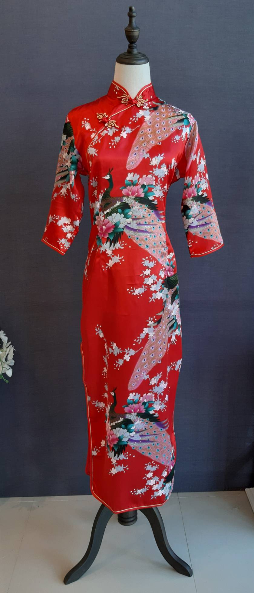 Pre-order กี่เพ้า สีแดง แขนสี่ส่วน ลายนกยูง ตัดเย็บอย่างดี