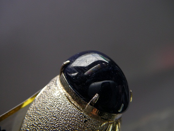 นิหร่าไพลินพม่า บ่อม๊กก๊ก ทรงกองข้าว สวยอุดมสมบูรณ์มีกินมีใช้ตลอด สีกัมมะหยี่ เนื้อธรรมชาติ ขนาด10.6x15.4x7.5 mm. นน.12.3 ct. ราคาโทรถาม