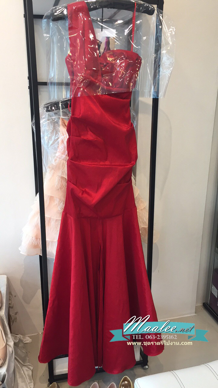 พร้อมเช่า ชุดราตรียาว เกาะอก ไหล่เดียว ทรงหางปลา ผ้าแพรยืดตามตัว แหวกหน้าขา สีแดง