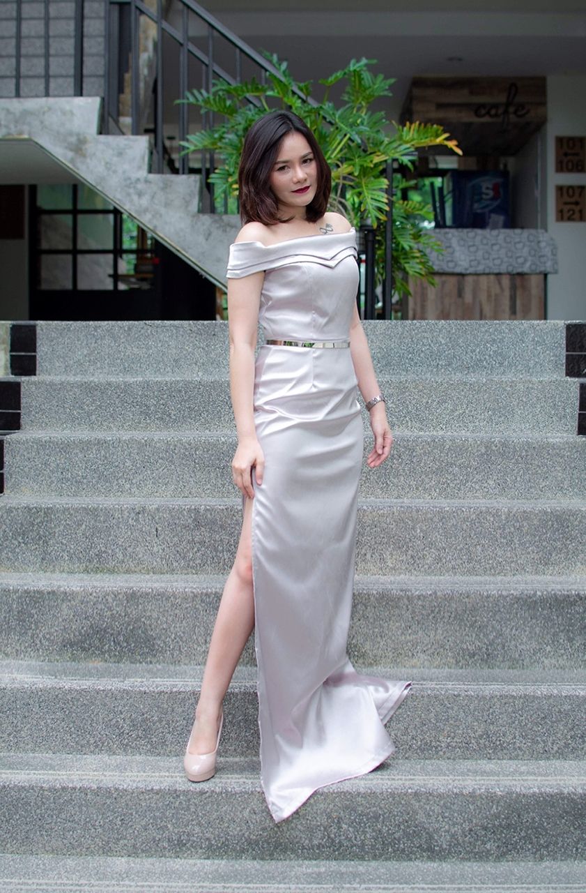 พร้อมเช่า ชุดเดรส ไหล่ปาดเว้าหัวใจ ผ่าข้าง ผ้าดัชเชส สีเทา