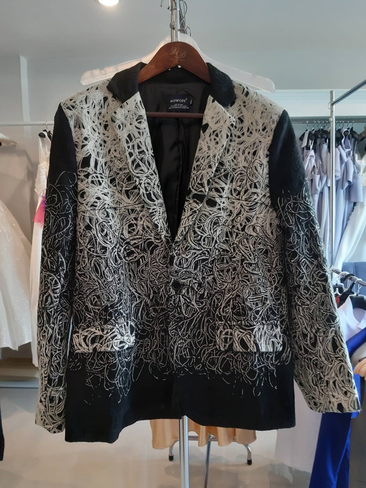 พร้อมเช่า เสื้อสูทชาย สีขาวดำ ปักลายกราฟฟิก กางเกงดำ