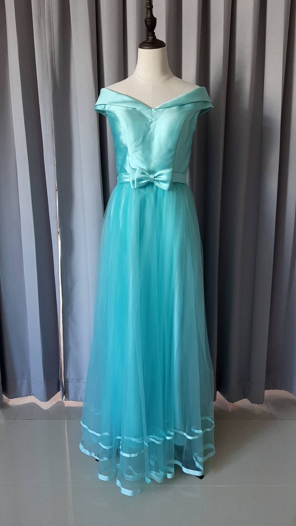 พร้อมเช่า ชุดราตรียาว ชุดเพื่อนเจ้าสาว แบบ B ปาดไหล่ แต่งโบว์ช่วงเอว (เชือกผูกหลัง)