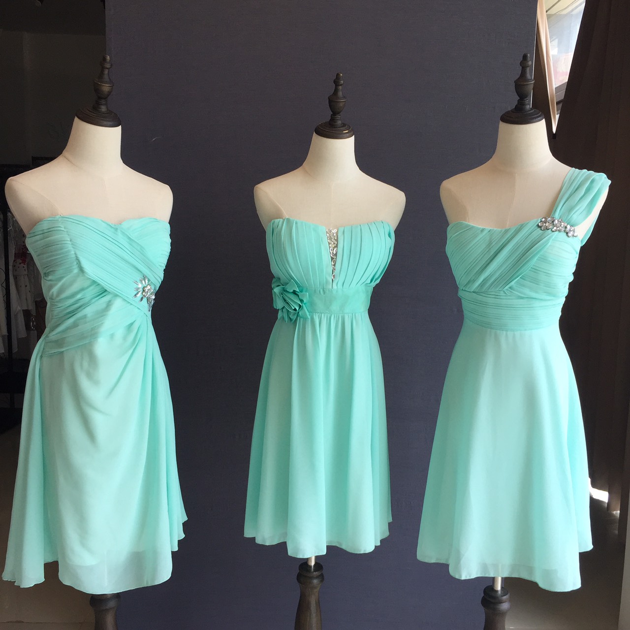 พร้อมส่ง ชุดราตรีสั้น ชุดเพื่อนเจ้าสาว สีเขียวมิ้นต์ ผ้าชีฟอง แบบ C เกาะอก จับจีบช่วงอก เอวแต่งคริสตัล (เชือกผูกด้านหลัง)