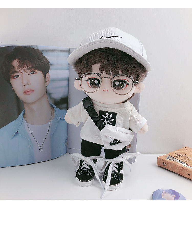 ตุ๊กตาหวังอี้ป๋อ (20 cm.) ชุดเสื้อยืดแฟชั่นสนามบิน