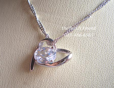 BP909RD+++Oval in My Heart+++จี้น่ารักๆๆ ทันสมัย เก๋ไก๋ ใส่สวยทุกโอกาส เพชรเป็นรูปไข่ เล่นไฟดีค่ะ ล้อมอยู่ในกรอบหัวใจ น่ารักมากๆๆ ตัวเรือนเงินแท้