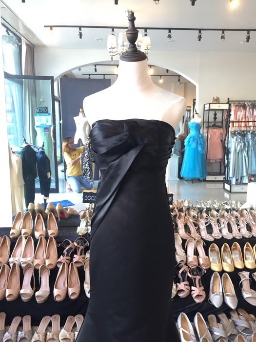 พร้อมเช่า ชุดราตรียาว แบบเกาะอก ทรงหางปลา สีดำ เรียบหรู แต่งผ้าแก้วช่วงอก กระโปรงผ้าซาติน ชายยาว