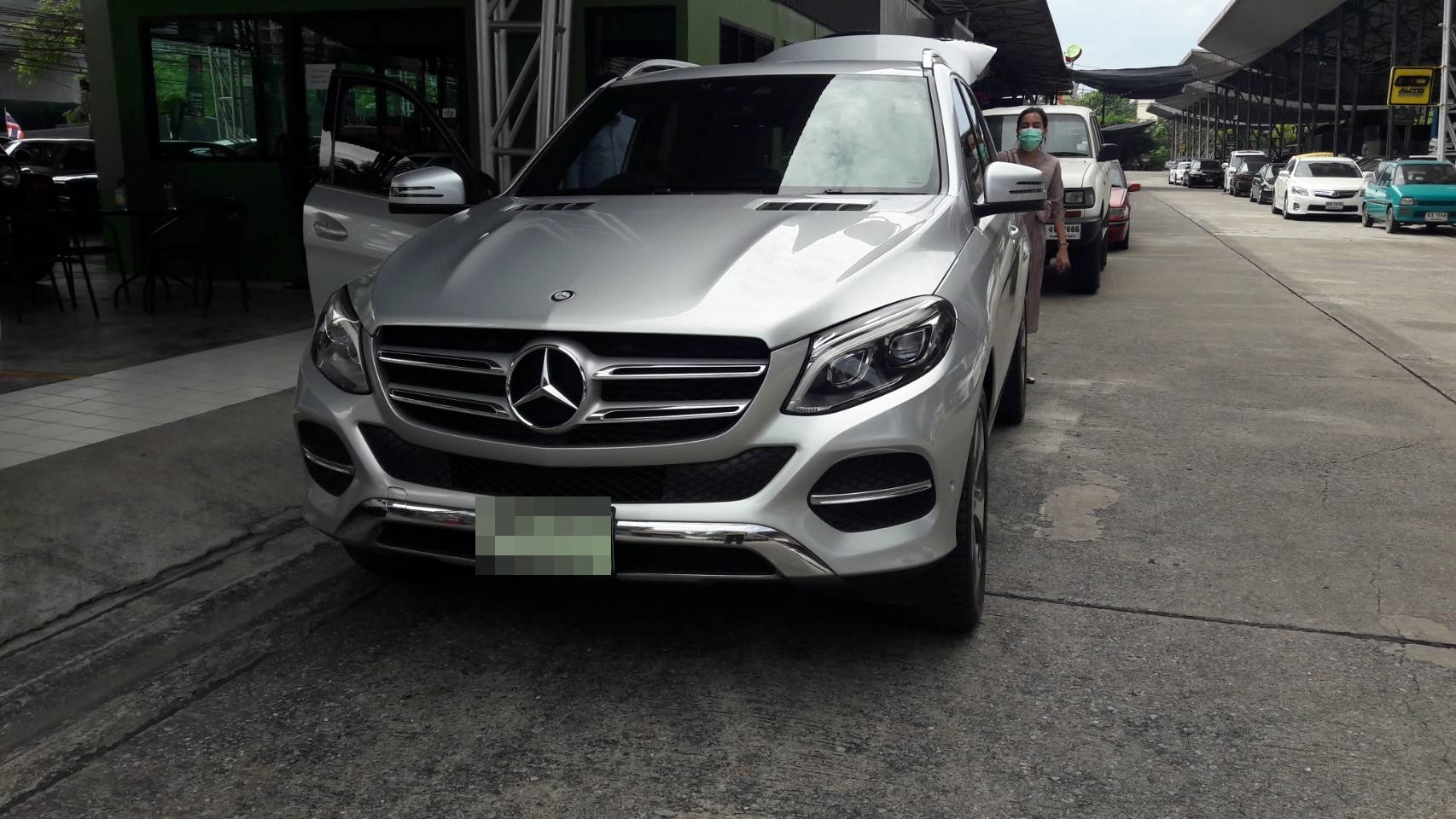 ขายพรมรถยนต์ Benz GLE250d ปูพรมหกดี สีแดงเลือดหมู เต็มคัน