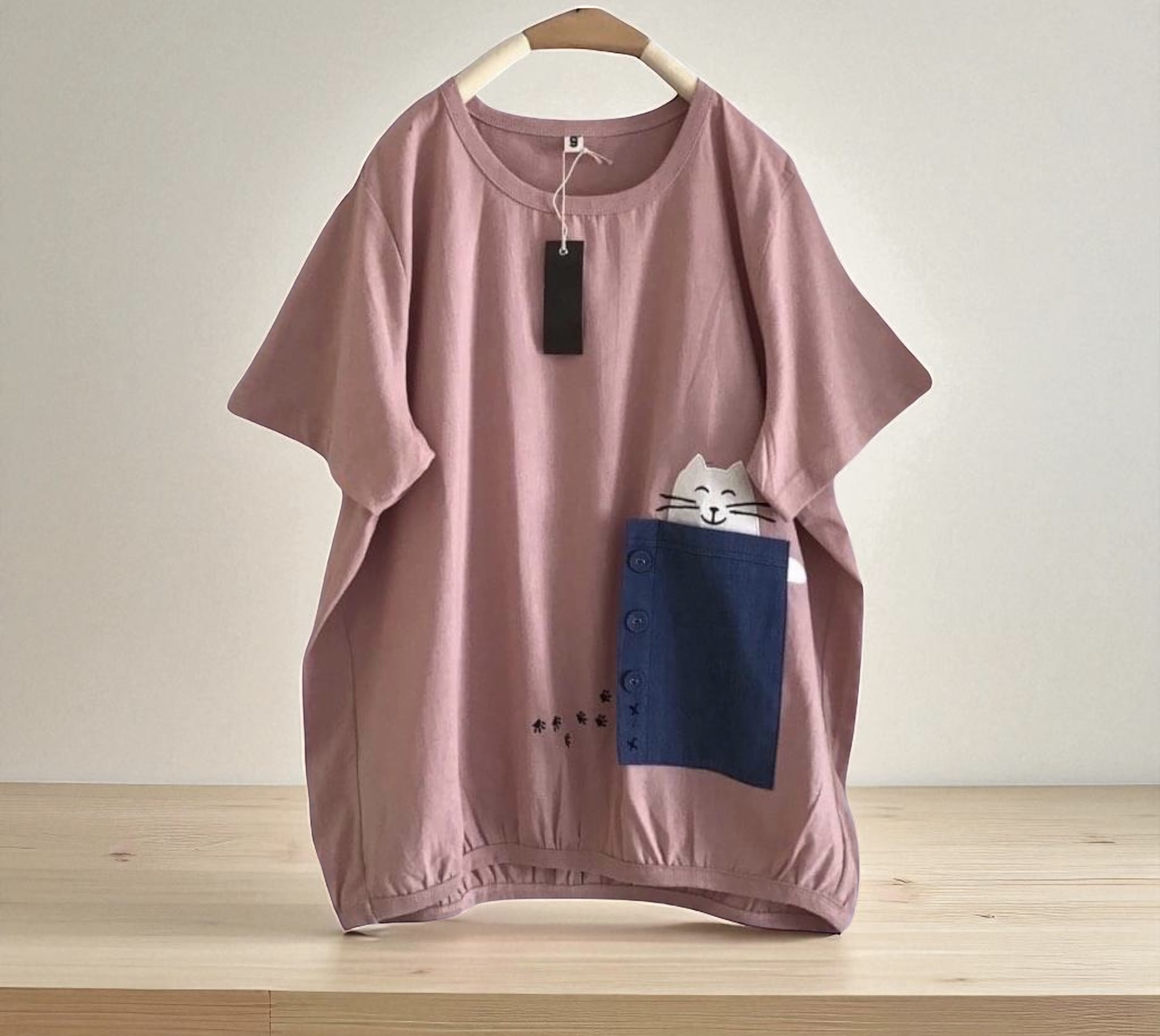 เสื้อยืดต่อลายผ้าฝ้ายปักลายแมวแต่งกระเป๋า 9am