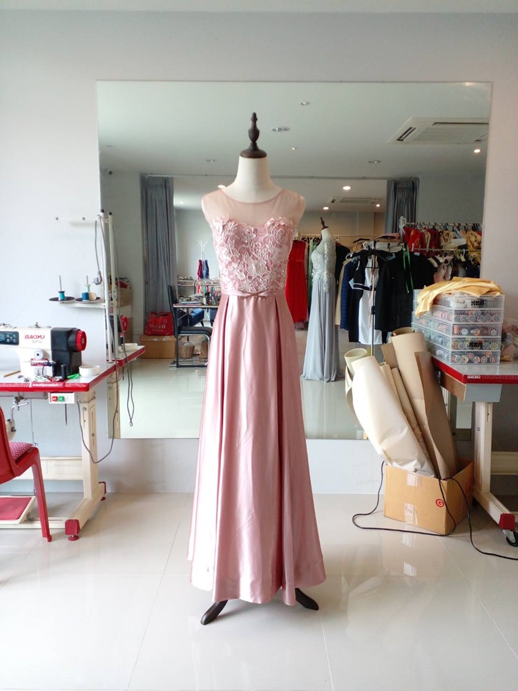 พร้อมเช่า ชุดราตรียาว สีชมพู Nude ปักลูกไม้แต่งเลื่อม ด้านหลังเป็นแบบซีทรู กระโปรงผ้าซาติน ชายยาว