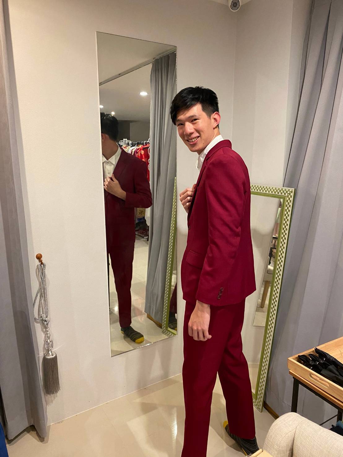 สูทตัดพร้อมเช่า ชุดสูทชาย สีไวน์แดง รุ่นกระดุมสองเม็ด ไม่มีเสื้อกั๊ก