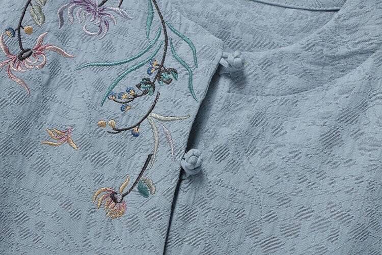 เสื้อผ้าฝ้ายลายปักแต่งกระดุมปม