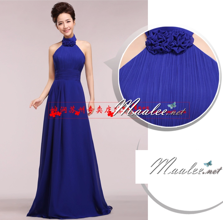 พร้อมเช่า ชุดราตรียาว สีชมพู คล้องคอ อกอัดพลีทตลอดจนถึงช่วงเอว เพิ่มดอกใต้คอ