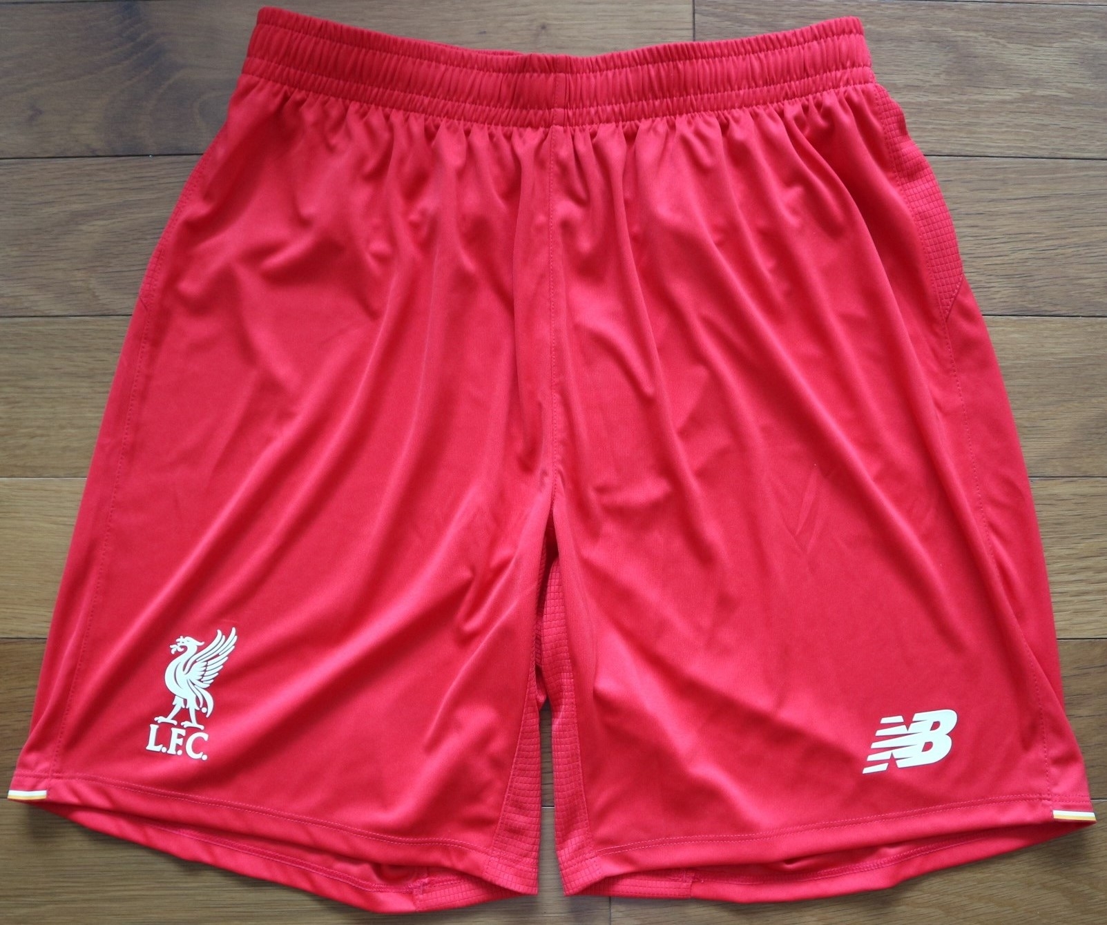 กางเกงฟุตบอล ทีมสโมสรลิเวอร์พูล ชุดเหย้า 2015/16 ใหม่ M-Size / LIVERPOOL Football Shorts Home Kit 2015/16 Jersey NEW M-Size