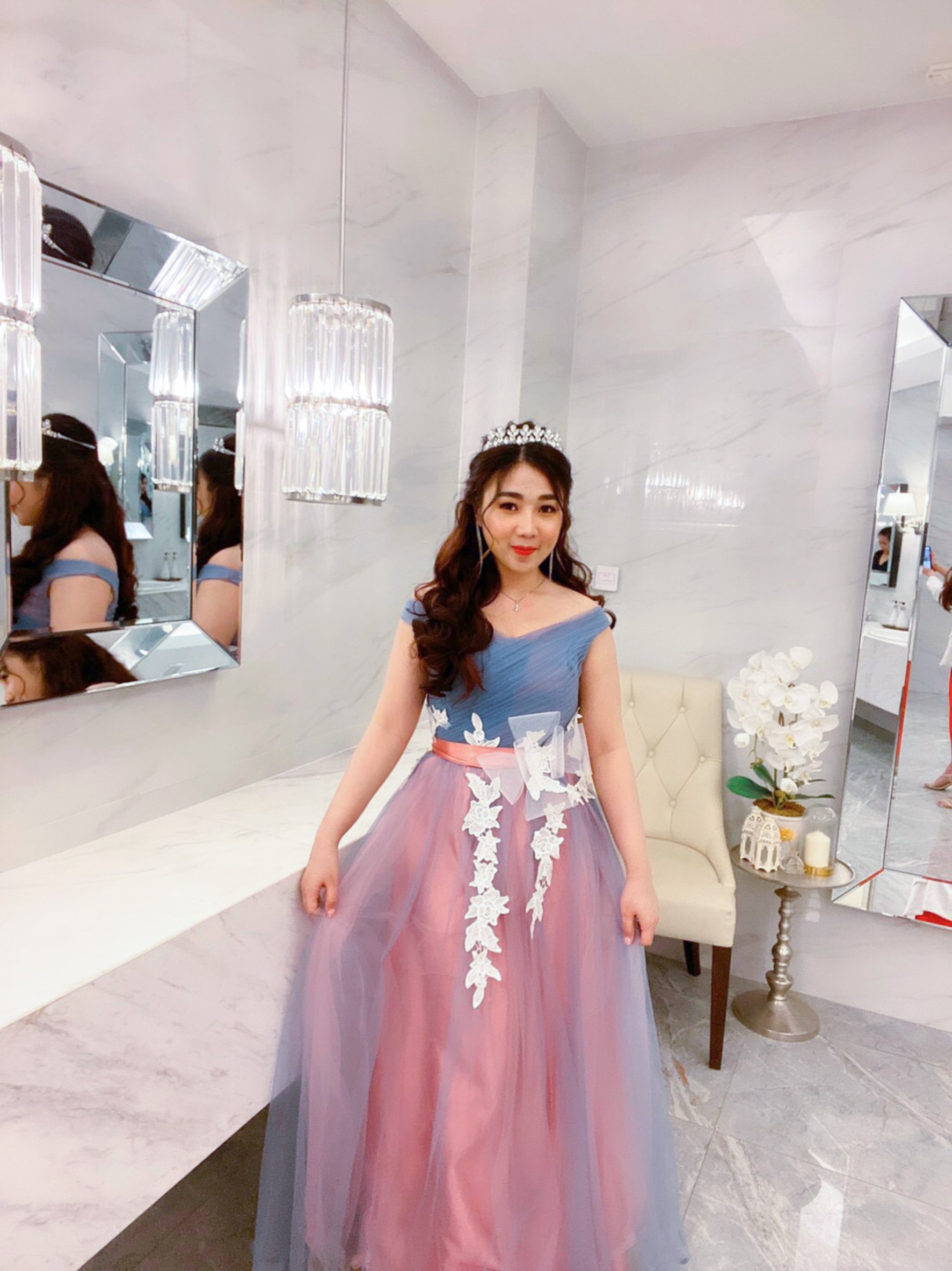 พร้อมเช่า ชุดราตรียาว แบบไหล่ปาด สีเทา-ชมพู Two Tone สไตล์เจ้าหญิง สวยหวานน่ารักมาก เนื้อผ้าตาข่าย แต่งโบว์และลูกไม้ช่วงเอว (เชือกผูกหลัง)