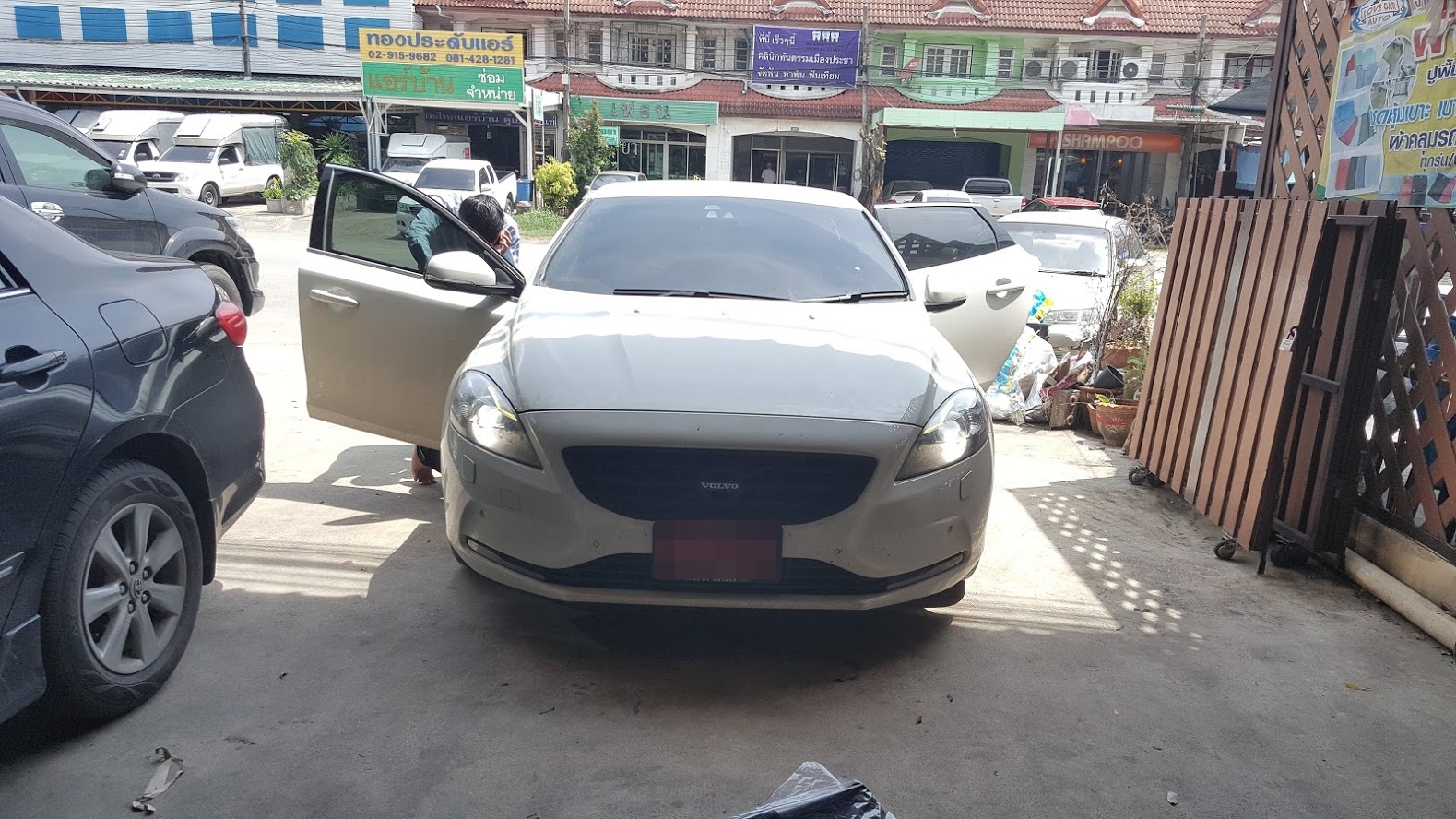 พรมปูพื้นรถยนต์ Volvo V40 สีกาแฟ เต็มคัน