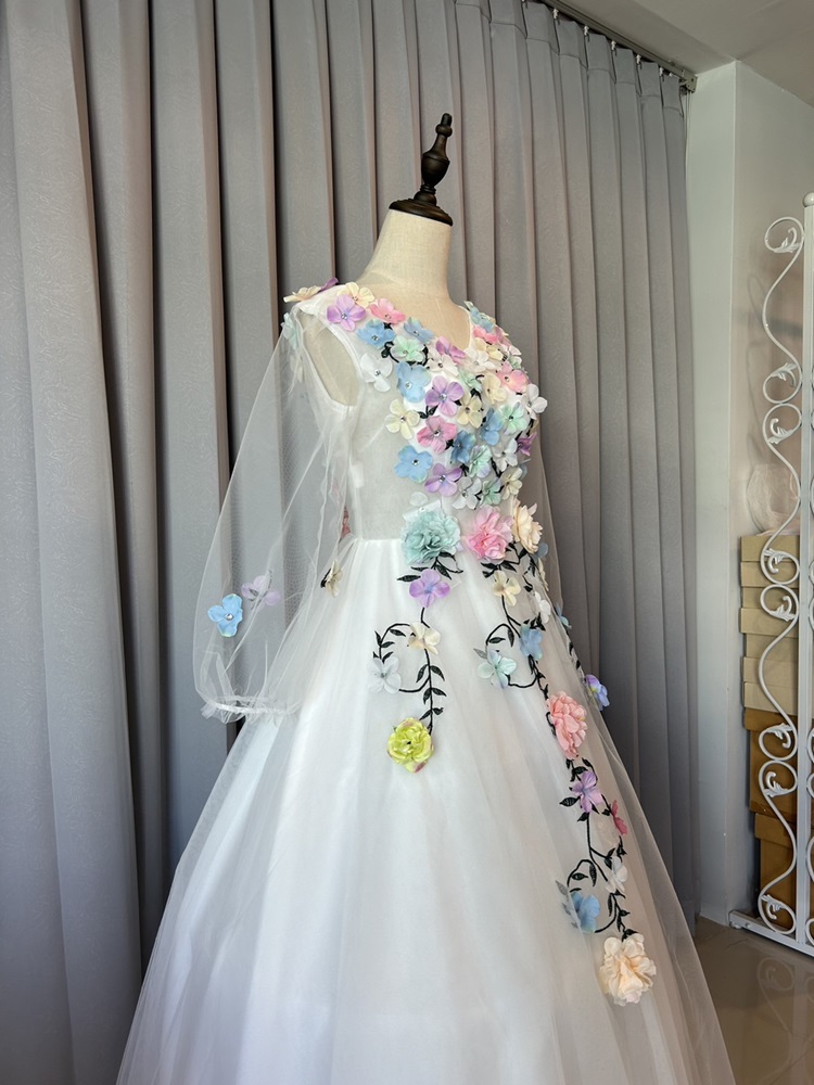 พร้อมเช่า ชุดแฟนซี ชุดราตรียาว สีขาว แขนยาว แต่งดอก Fairy สไตล์เจ้าหญิง กระโปรงพองสวย เชือกผูกหลัง