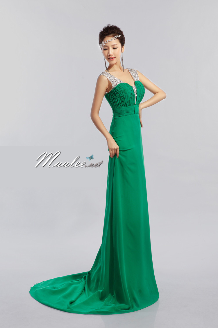 พร้อมเช่า ชุดราตรียาว สีเขียว ปักเลื่อมช่วงอก แบบเปรี้ยวอมหวาน