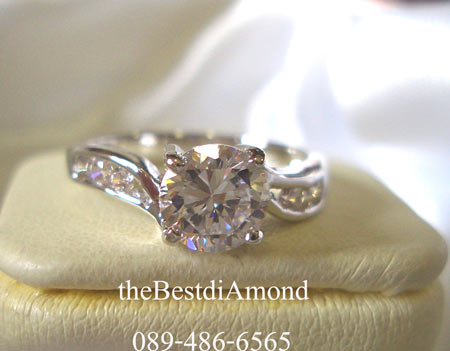 BR408RD+แหวนชู 80 สต+บ่าข้างแบบปีกนกเอี้ยวนิดๆ+เรียบๆ แต่หรูหรา อยู่ได้นานไม่มีout เหมือนจริงสุดๆๆเพชรแวววาวมาก ใส่แล้วขับให้นิ้วเรียวสุด ไม่ควรพลาด