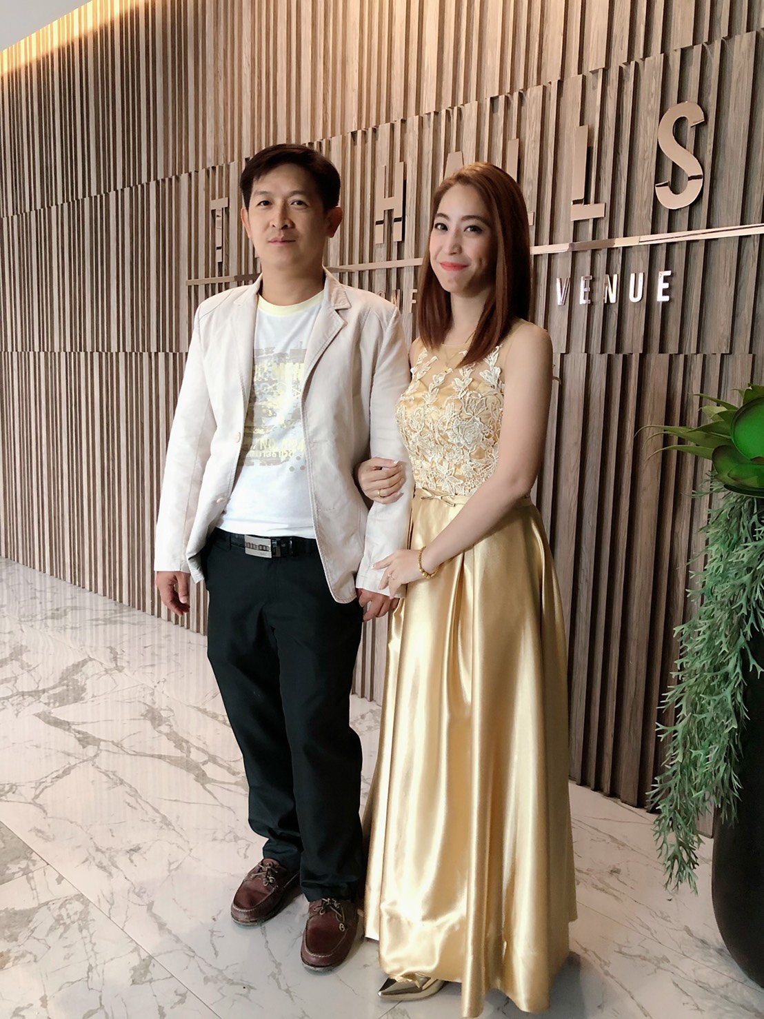 พร้อมเช่า ชุดราตรียาว สีทอง ปักลูกไม้ ด้านหลังเป็นแบบซีทรู กระโปรงผ้าซาติน