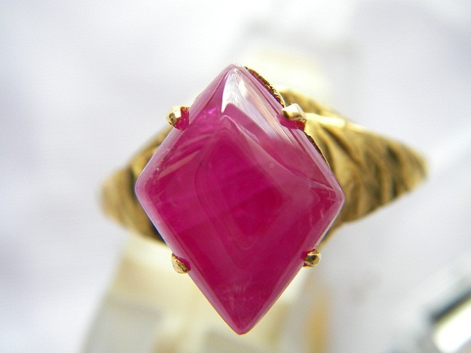 ทับทิมพม่า เนื้อแพร แดงสวย สี่เหลี่ยมข้าวหลามตัดหัวแหวนประทับใจ ขนาด 11.55 x 8.76 x 3.08 มม. นน. 3.11 ct. ราคาโทรถาม