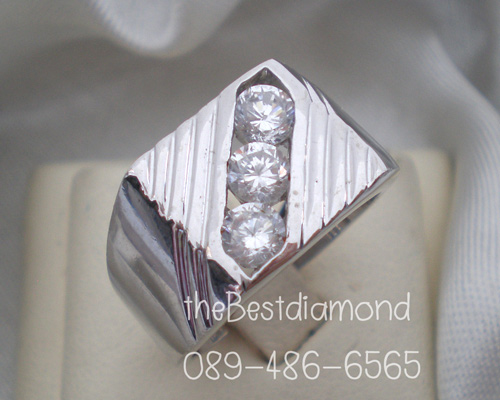 BR816RD+แหวนชายเพชรCZ 3 เม็ด++ แบบยอดนิยม อยู่ได้นานไม่ล้าสมัย เพชรไม่ใหญ่ สำหรับหนุ่มๆที่ต้องการความเรียบๆแต่ดูดีมีระดับ ไม่เวอร์ ใส่ติดนิ้วได้เลยค่ะ
