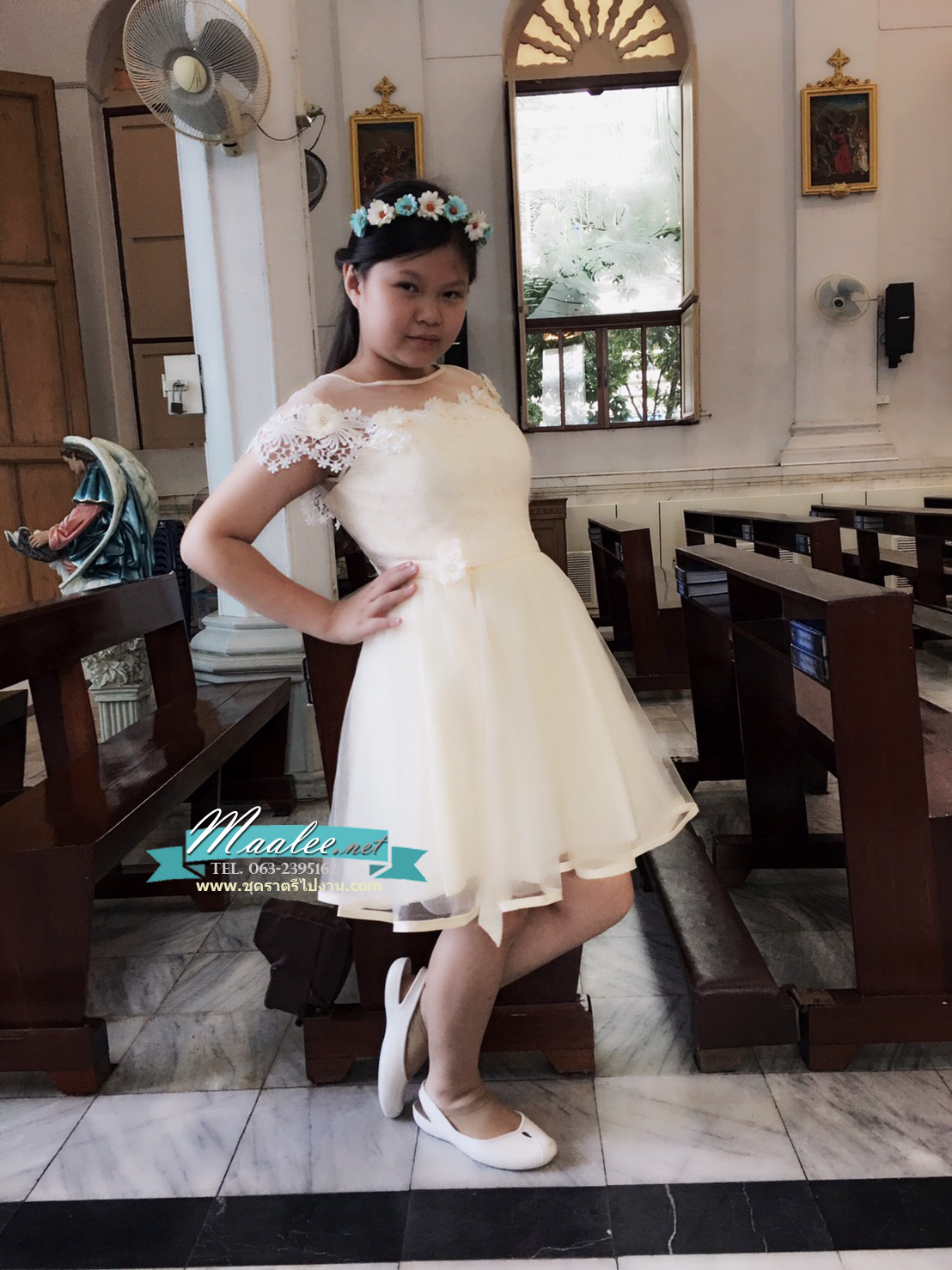 พร้อมเช่า ชุดราตรีสั้น แขนสั้น สีครีม ช่วงบนแต่งผ้าตาข่ายแซมดอกสวย กระโปรงตาข่าย แถมโบว์คาดเอว&โบว์ผูกข้อมือ (เชือกผูกหลัง)