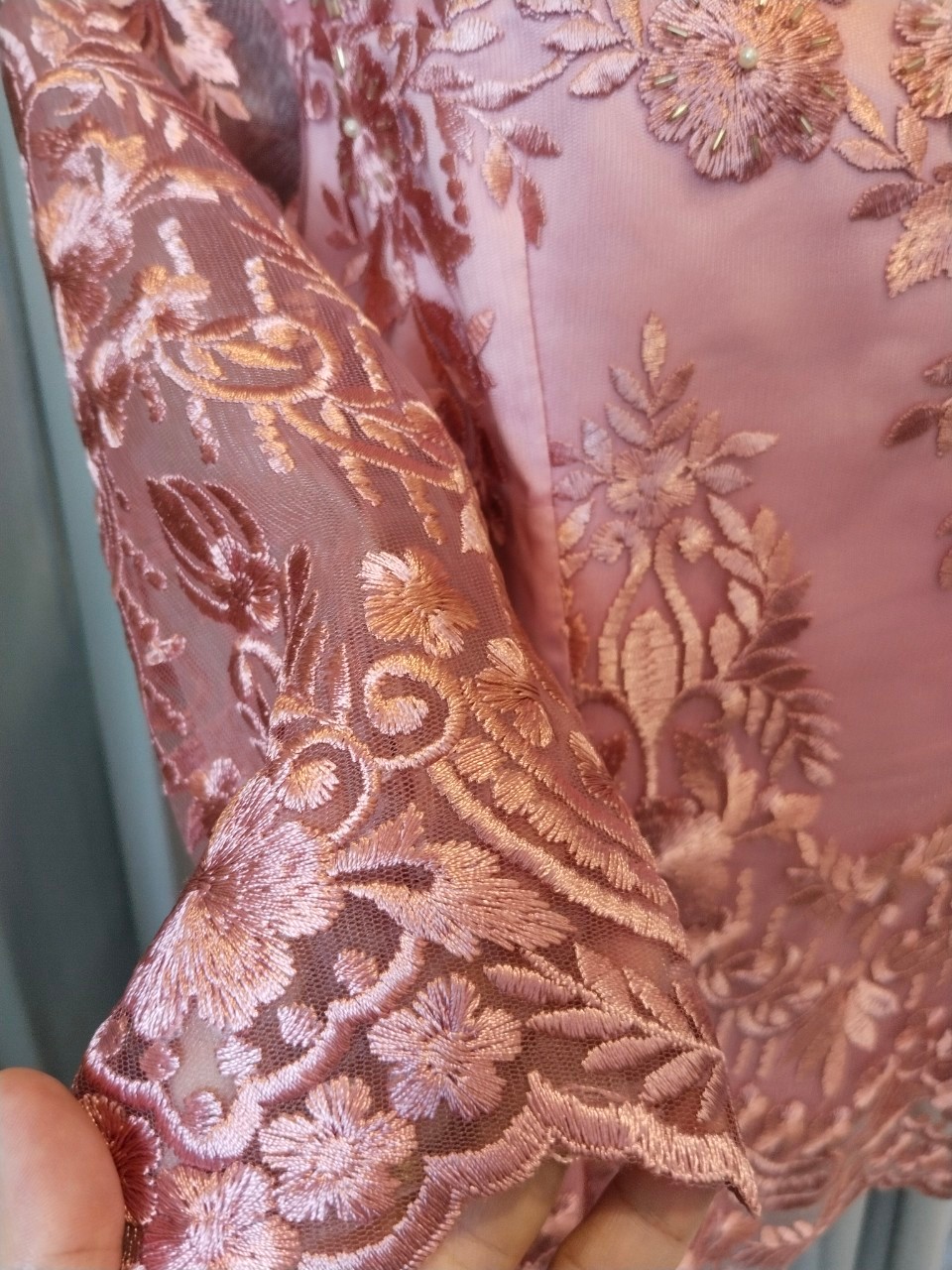 พร้อมเช่า เสื้อลูกไม้สีชมพูกลีบบัว แขนสี่ส่วน ซิปหลัง (เฉพาะเสื้อ)