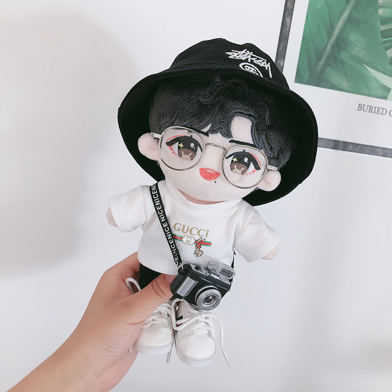 ตุ๊กตาเซียวจ้าน (20 cm.) ชุดเสื้อยืดกุชชี่ แฟชั่นสนามบิน