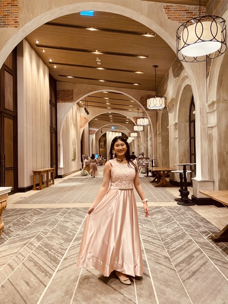 พร้อมส่ง ชุดราตรียาว แขนกุด สีชมพู อกแต่งลูกไม้ กรโปรงเนื้อผ้ามัน คาดเอวคริสตัล เซ็กซี่ผ้าหลัง เพิ่มเข็มกลัดโบว์ช่วงหลัง