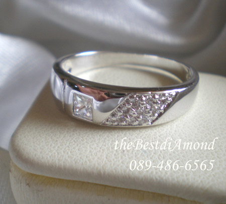 BR950RD++แหวนคู่ ++สองสไตน์ เก๋เท่ห์ เพชรสี่เหลี่ยมฝังแบบล็อค ด้านข้างวางรูปแบบเฉียงๆเป็นรูปสี่เหลี่ยมขนมเปียกปูนฝังแบบจิกไข่ปลา เก๋ดีค่ะ