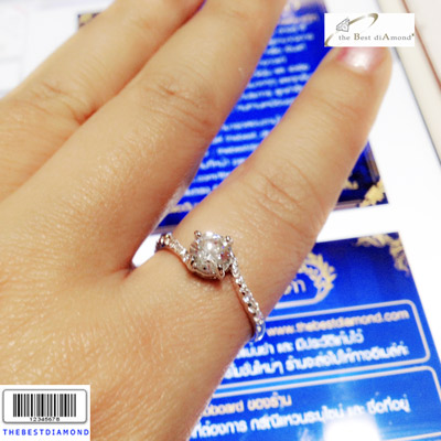 BR433RD+++แหวนชู 1 กะรัต ตรงกลางเพชรCZกลมยกสูง บ่าข้างเอี้ยวๆ สวยมากๆๆ ดูดี เพชรประกายแวววับ วิ๊งๆ เหมือนจริงสุดๆๆ