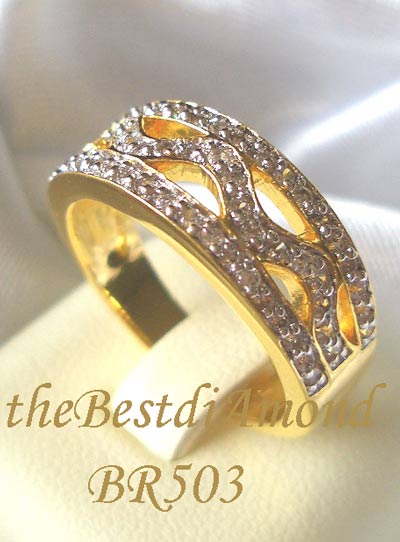 แหวนวงนี้ ขายดีมาก แบบสวยเก๋ ฝังแบบ Micro Setting งานดูแพรวพราว เก๋ไก๋ตรงแถวกลาง เพราะทำเป็นรูปคลื่นได้ Curve สวยงามค่ะBR503