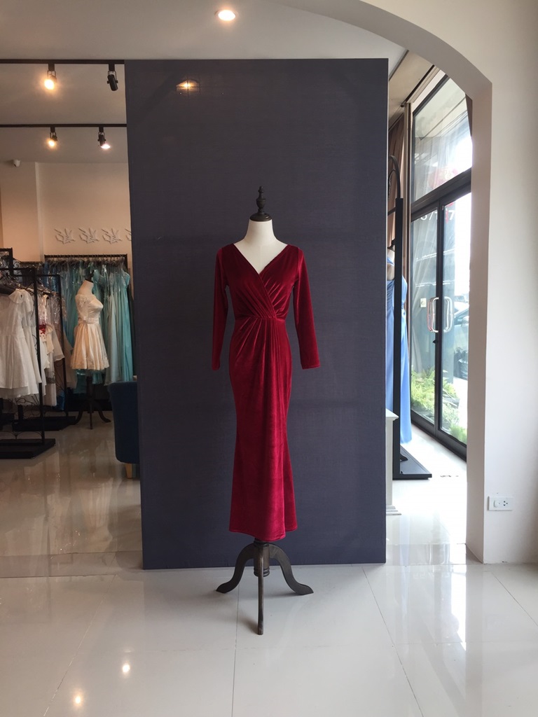 พร้อมส่ง ชุดราตรียาว กำมะหยี่แขนยาว เดรสยาวทรงหางปลา สีไวน์แดง