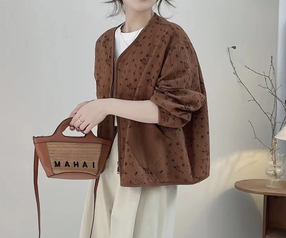 แจ็คเก็ตผ้าฝ้ายลายดอกไม้แต่งกระเป๋า