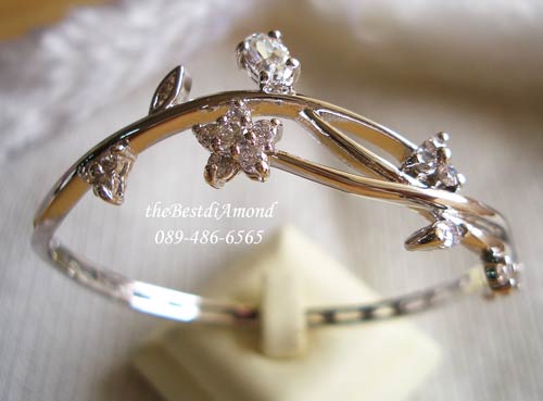 BB030RD+กำไล cute style(3 flowers+กำไลน่ารักๆ รูปดอกใม้ 3 ดอกงานอ่อนช้อยมาก งานน่ารักสุดๆ แบบเหมือนของจริง เพชรแวววาว ใส่ติดข้อมือได้ ไม่เวอร์เกินไป