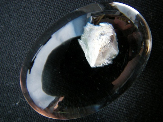 QU0016 QUARTZ แก้วเข้าแก้ว พระธาตุผุดกลางแก้ว เนื้อแก้วใสสะอาด ก้นแก้วกลวงตามรูปพระธาตุ ขนาดเม็ดแก้ว 19.45 x29.10x15.19 mm. นน. 63.79 ct.