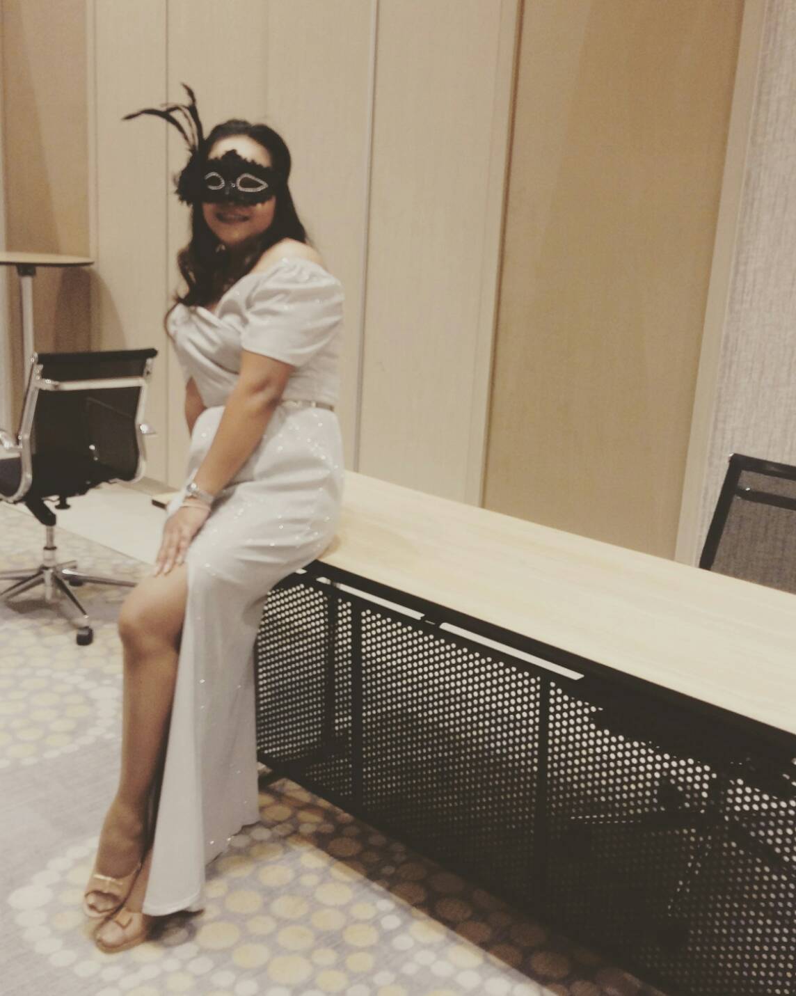 พร้อมเช่า ชุดเดรส เดรสแขนตุ๊กตา เนื้อผ้า glitter ชิมเมอร์ ดีเทลสวย สีเงิน สีเทา