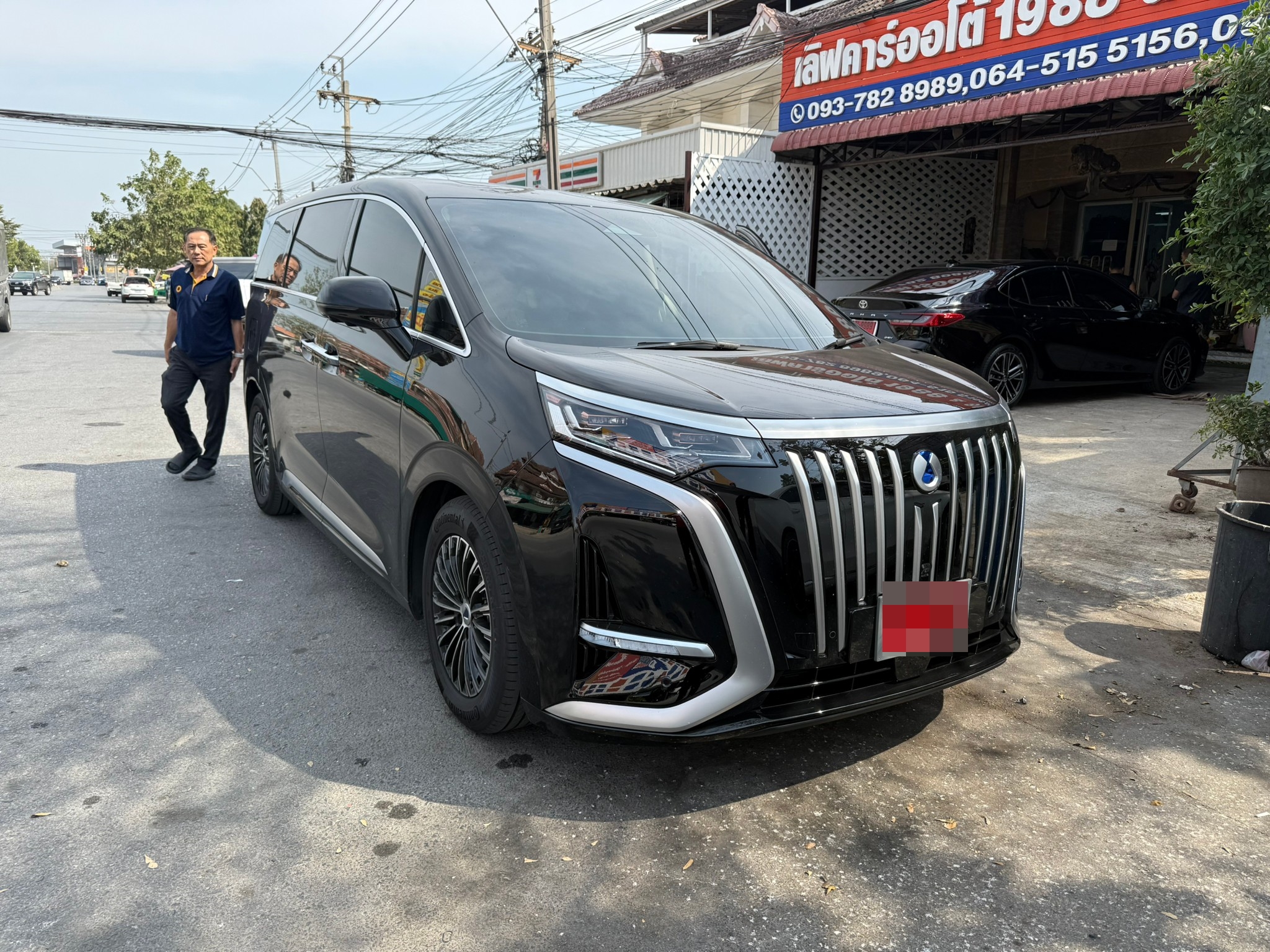 ผ้ายางปูพื้นรถตู้ BYD Denza D9 ปู พรมกระดุมสีเทาขอบเทา เข้ารูป เต็มคัน