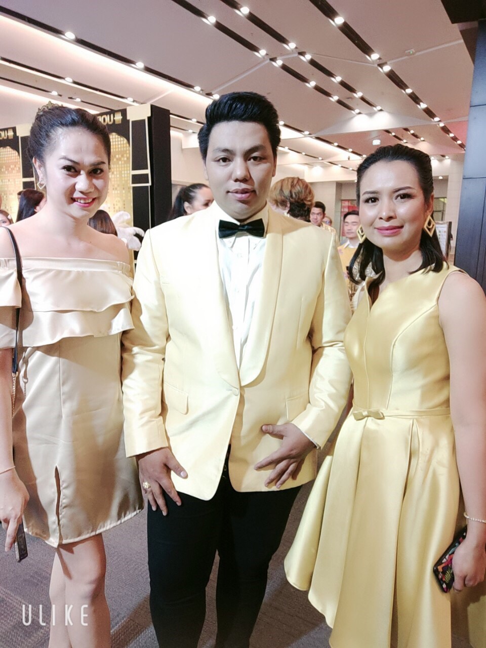 พร้อมเช่า ชุดราตรีสั้น แบบแขนกุด ผ้าซาตินเรียบหรู กระโปรงทรงA แต่งโบว์2ชั้น ช่วงเอว สีทอง (เชือกผูกหลัง)