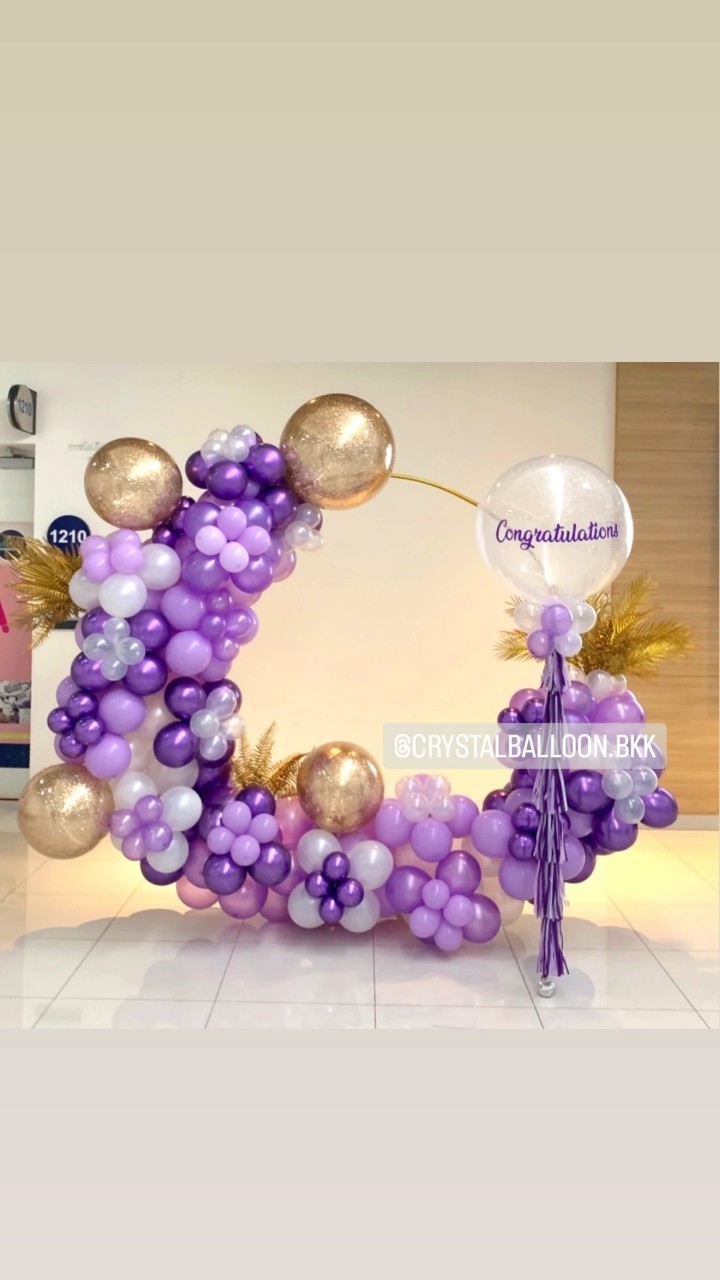Organic Backdrop แสดงความยินดี โครงกลม ขนาด 2x2 เมตร Theme สีม่วง พร้อม Bubble ขนาด 36" กลิตเตอร์สีขาว 1 ลูก,ประดับใบไม้ทอง พร้อมตกแต่ง สามารถเปลี่ยนสีลูกโป่ง/เปลี่ยนข้อความ/เปลี่ยนขนาดได้