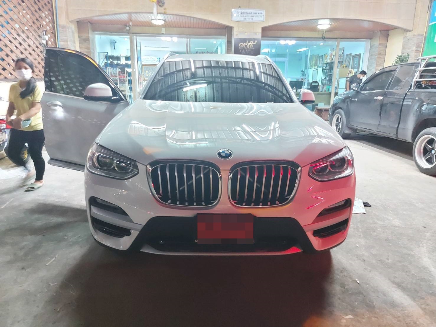 พรมรถยนต์ BMW X3 2021 Xdrive 30e ปูพรม7D สีดำด้ายดำ เสริมดักฝุ่นสีเทา เข้ารูป เต็มคัน