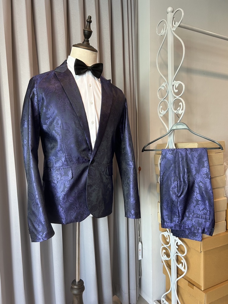 พร้อมเช่า ชุดสูทชาย สีม่วง พิมพ์ลาย เนื้อผ้าแพรแบบหรูมาก ไม่มีเสื้อกั๊ก