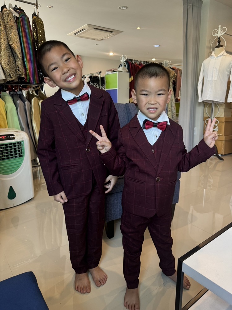 พร้อมเช่า ชุดสูทเด็กชาย สีแดงเบอกันดีลายตาราง **พร้อมเช่าไซส์ 110,120,130,140**