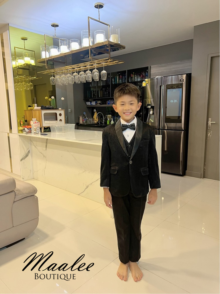 พร้อมเช่า ชุดสูทเด็กชาย สีดำ เนื้อกากเพชร แบบหรูหรา **พร้อมเช่า 120,130,140,150,160,170**